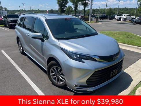 Used 2024 Toyota Sienna XLE FWD image 3