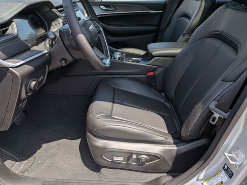 New 2025 Jeep Grand Cherokee L Limited w/ Luxury Tech Group II image 11