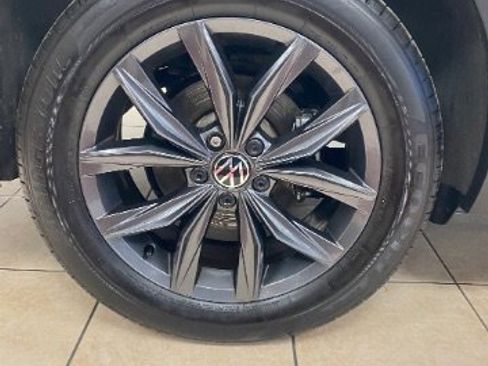 Used 2023 Volkswagen Tiguan SE w/ Panoramic Sunroof Package image 38