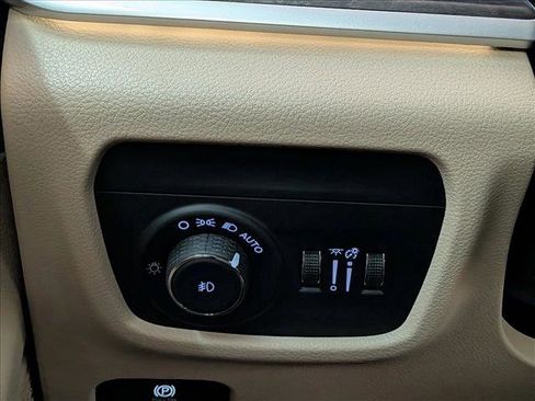 Used 2023 Jeep Grand Cherokee Limited w/ Luxury Tech Group II AWD/4WD image 17