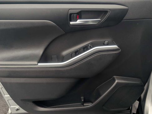 Certified 2023 Toyota Highlander XLE image 16