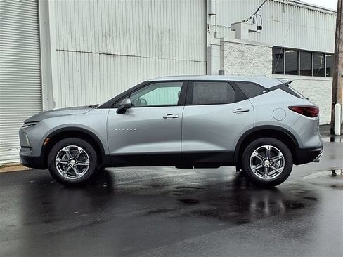 Used 2026 Chevrolet Blazer LT FWD image 2