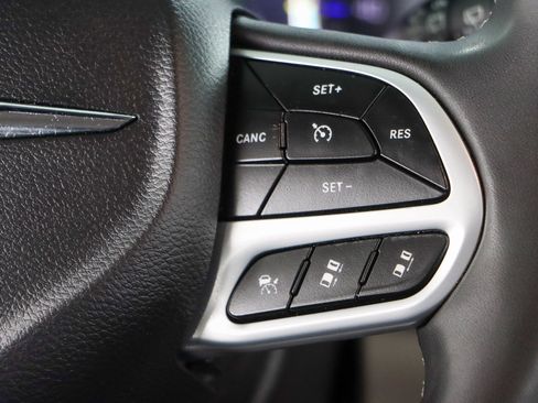 Used 2023 Chrysler Pacifica Touring-L FWD image 14