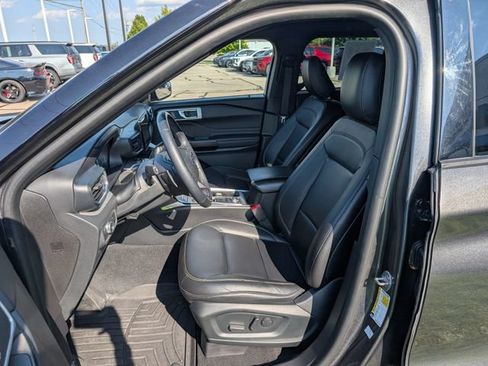 Used 2020 Ford Explorer XLT w/ Equipment Group 202A AWD/4WD image 13