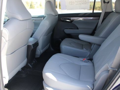 New 2026 Toyota Highlander Platinum AWD/4WD image 14
