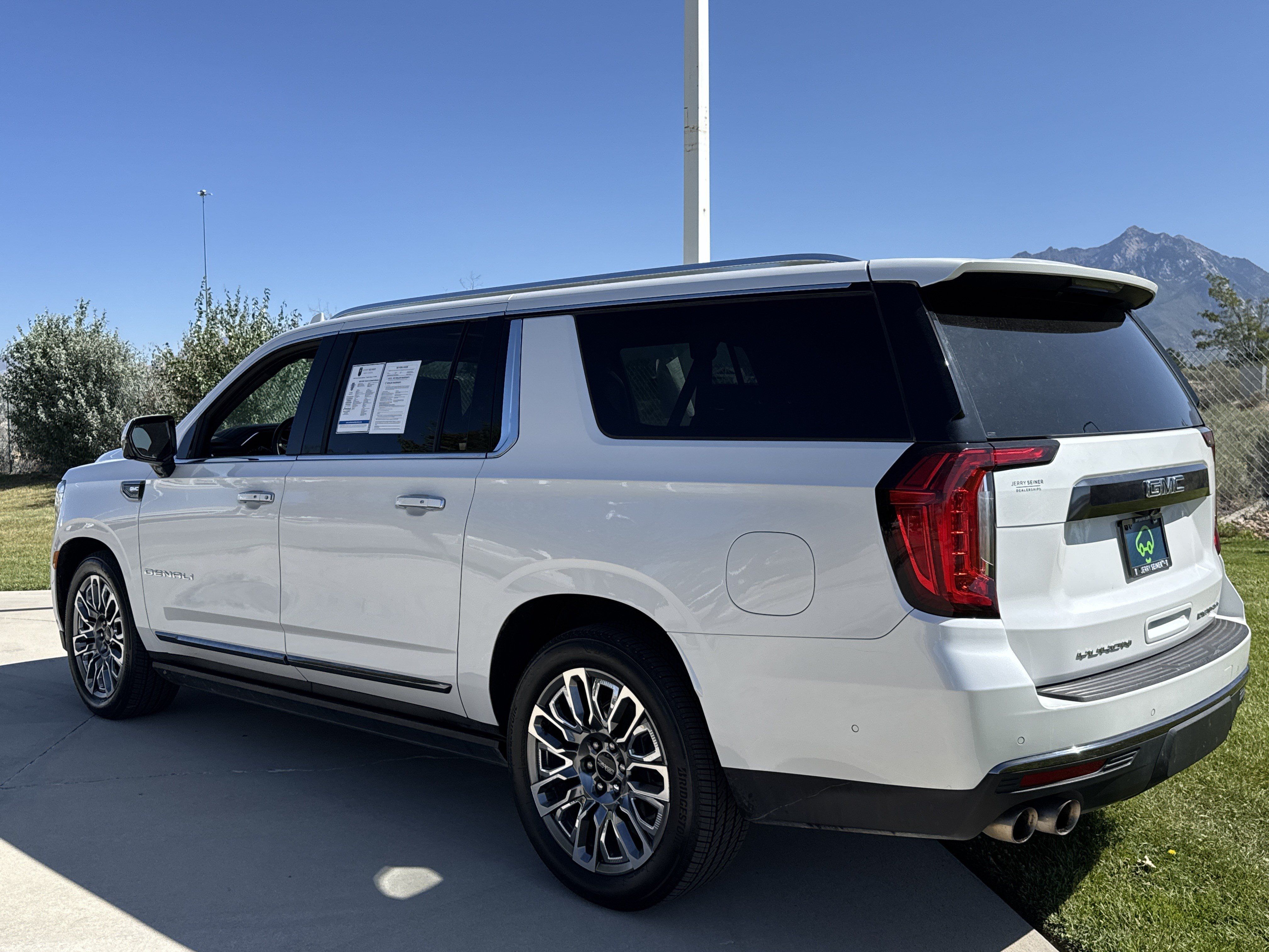 Used 2023 GMC Yukon XL Denali Ultimate AWD/4WD image 3