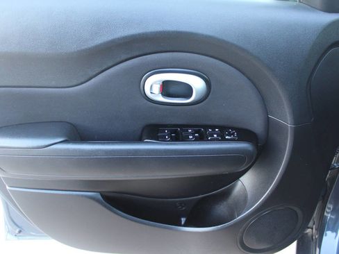 Used 2015 Kia Soul + image 11