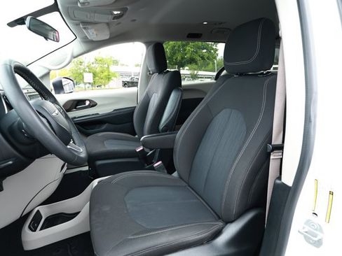 Used 2022 Chrysler Voyager LX FWD image 23