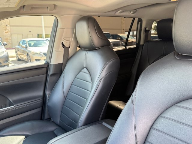 Used 2024 Toyota Highlander XLE AWD/4WD image 14