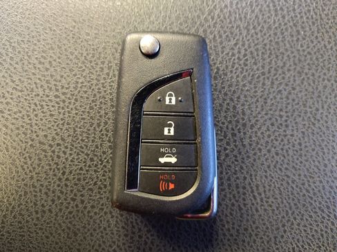 Used 2020 Toyota Camry SE image 32