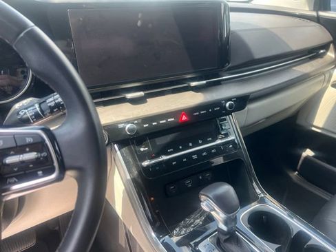 Used 2024 Kia Carnival EX FWD image 24