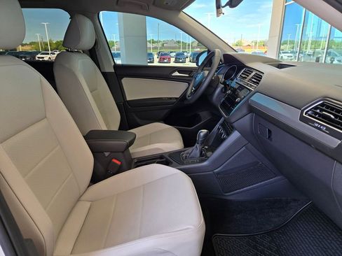 Used 2021 Volkswagen Tiguan SE w/ Panoramic Sunroof Package image 26