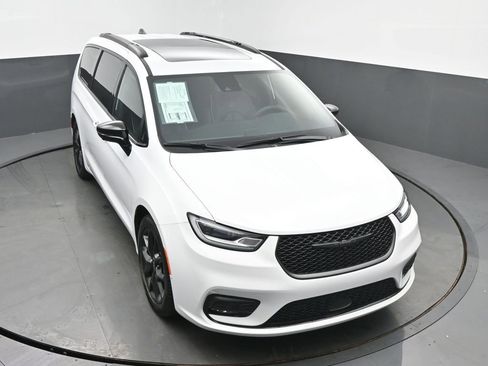 Used 2025 Chrysler Pacifica Limited image 43