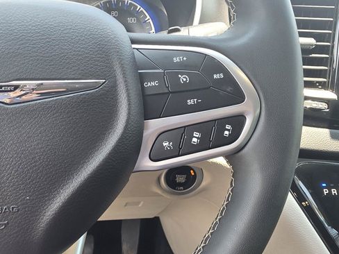 Used 2024 Chrysler Pacifica Touring-L FWD image 17
