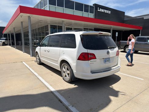 Used 2009 Volkswagen Routan SEL Premium FWD image 8