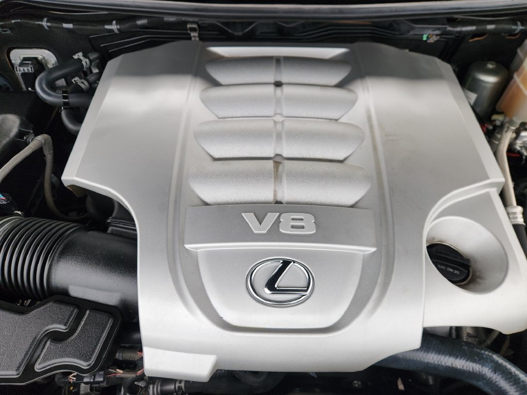 Used 2020 Lexus LX 570 4WD w/ Luxury Package image 32