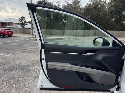 Used 2024 Toyota Camry SE image 33