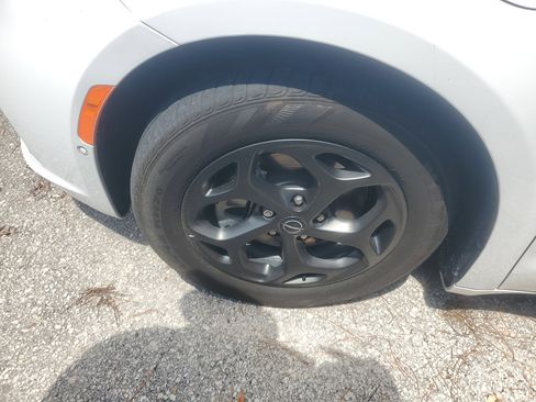 Used 2025 Chrysler Pacifica Premium FWD image 4