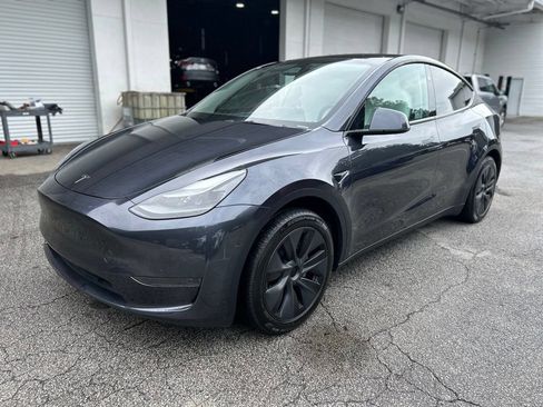 Used 2024 Tesla Model Y Long Range RWD image 3
