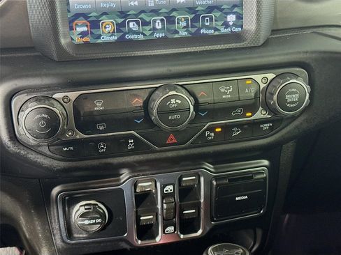 Used 2020 Jeep Wrangler Unlimited Sahara AWD/4WD image 17