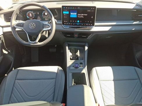 Certified 2025 Volkswagen Tiguan SE w/ Panoramic Sunroof Package image 15