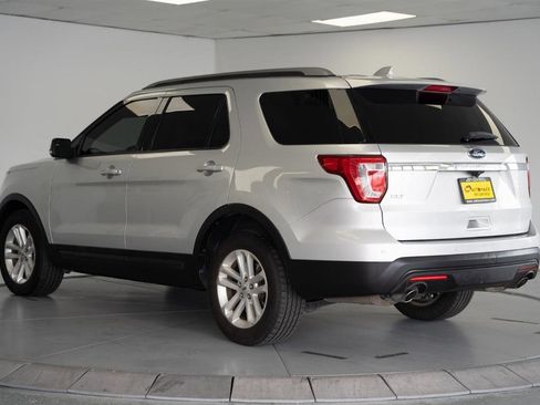 Used 2017 Ford Explorer XLT FWD image 5