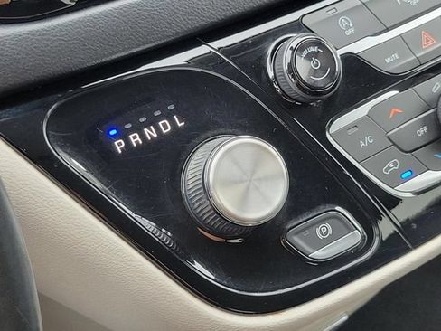Used 2020 Chrysler Pacifica Touring-L FWD image 22