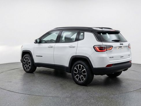 Used 2025 Jeep Compass Trailhawk AWD/4WD image 5
