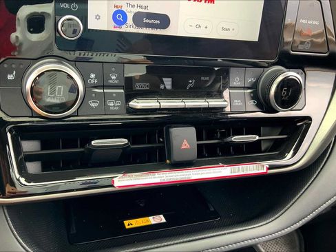 Used 2024 Toyota Highlander XLE FWD image 33
