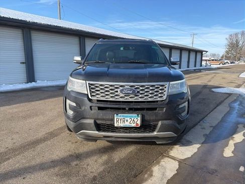 Used 2017 Ford Explorer Platinum image 2