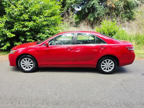 Used 2011 Toyota Camry XLE FWD image 2