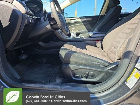 Used 2017 Ford Fusion SE FWD image 8