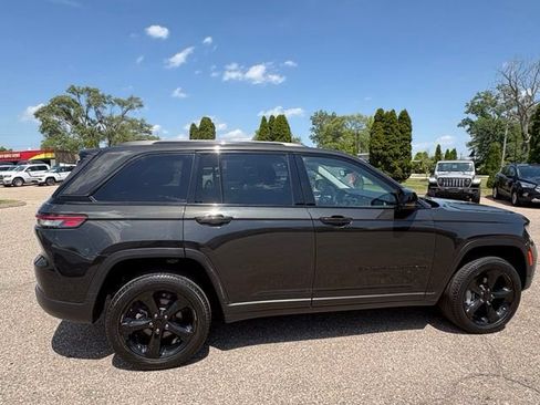 Used 2023 Jeep Grand Cherokee Limited w/ Black Appearance Package AWD/4WD image 6