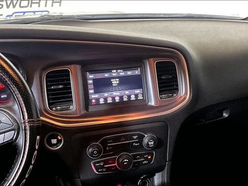 Used 2019 Dodge Charger SXT RWD image 5