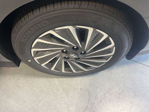 New 2025 Hyundai Sonata Limited image 30