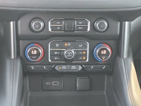 Used 2022 Chevrolet Tahoe Z71 w/ Luxury Package AWD/4WD image 16