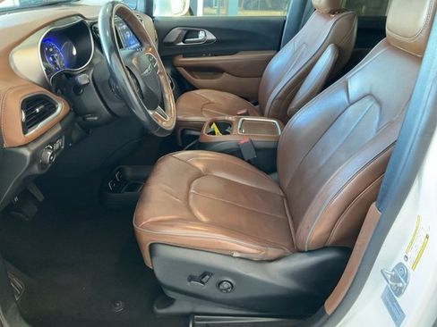 Used 2017 Chrysler Pacifica Limited image 4