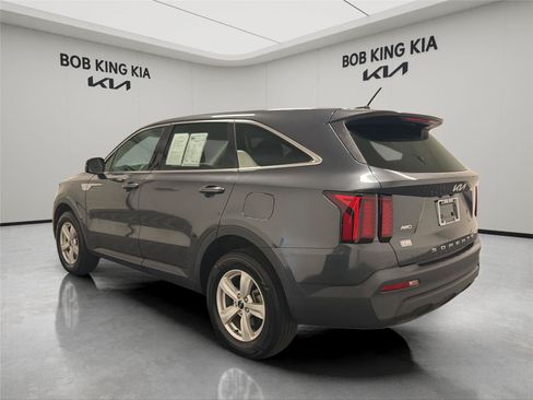 Used 2022 Kia Sorento LX AWD/4WD image 3