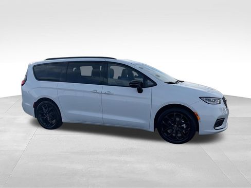 New 2026 Chrysler Pacifica Select w/ S Appearance Package FWD image 2
