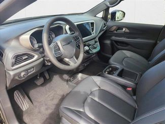 New 2025 Chrysler Pacifica Select video 3