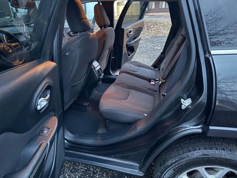 Used 2016 Jeep Cherokee Latitude w/ Comfort & Sound Group image 24