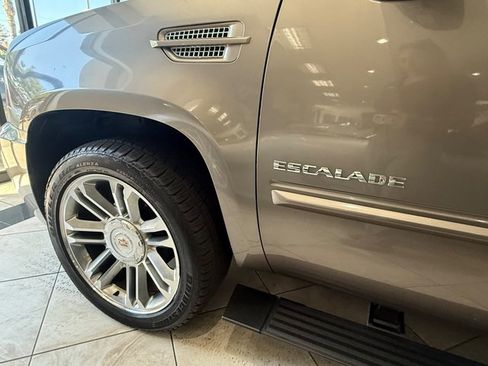 Used 2013 Cadillac Escalade Premium RWD image 20