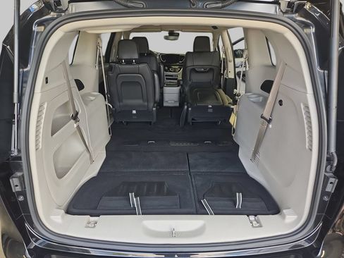 Used 2024 Chrysler Pacifica Touring-L FWD image 15