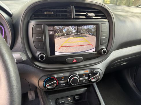 Used 2025 Kia Soul LX w/ LX Technology Package FWD image 21