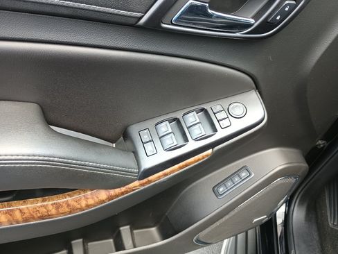 Used 2018 Chevrolet Tahoe Premier AWD/4WD image 17