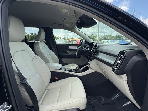 Used 2022 Volvo XC40 T4 Momentum FWD image 24