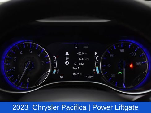 Used 2023 Chrysler Pacifica Touring-L image 11