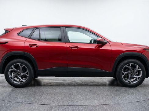 Used 2025 Chevrolet Trax LT FWD image 11