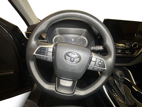 Used 2023 Toyota Highlander L FWD image 12