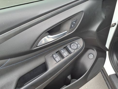 Used 2025 Buick Envista Sport Touring w/ Experience Buick Package FWD image 17